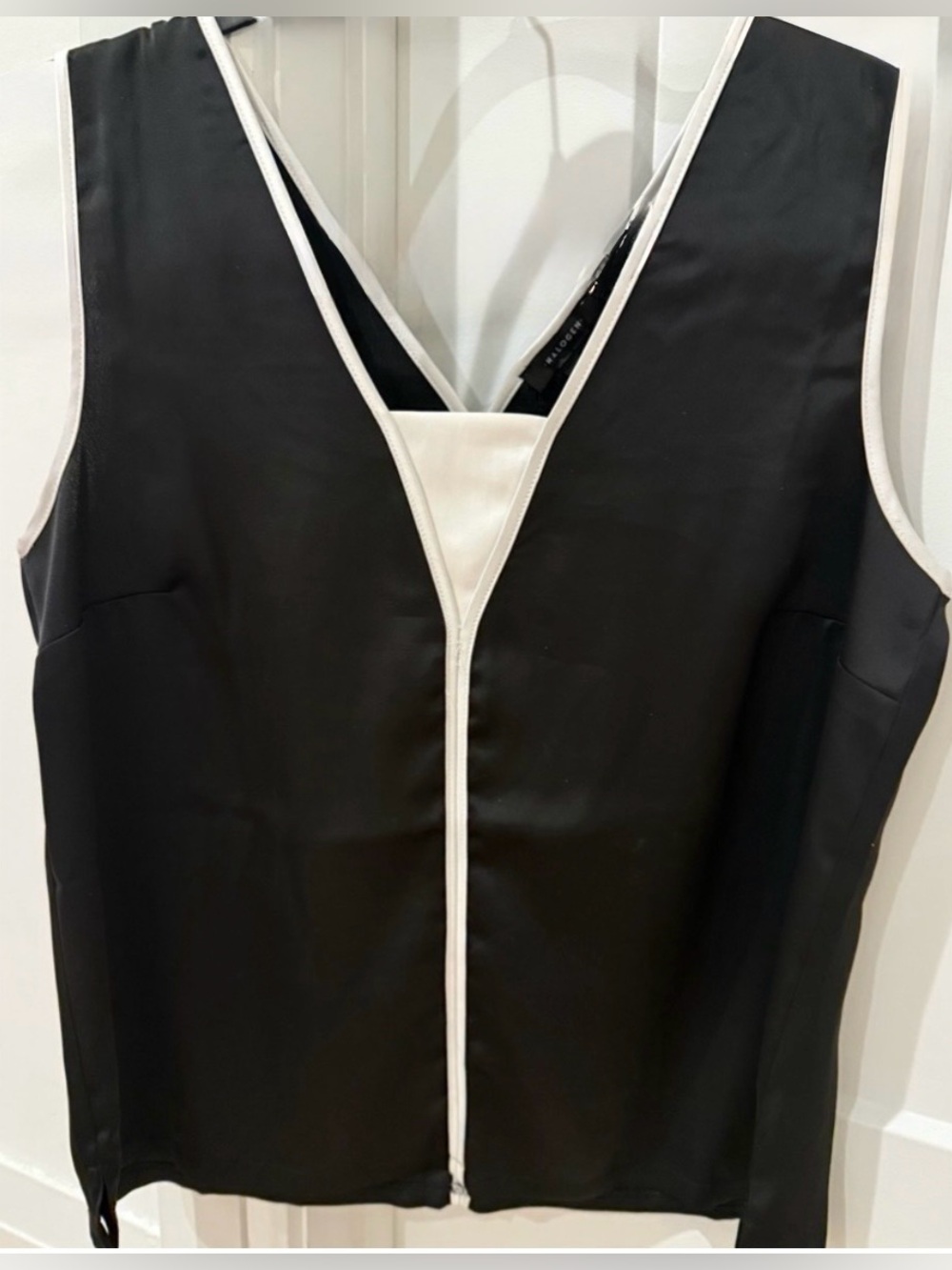 Halogen Black Sleeveless V-Neck Top with White Trim W/Triangle Detail. Sz  Small